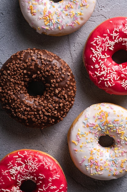 Chocolade roze en vanille donuts met hagelslag