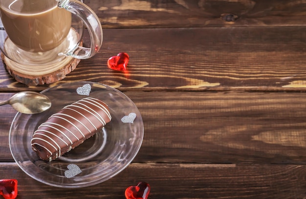 Chocolade rum cake versierd met witte room op een donkere houten ondergrond met cacao. Zoetheid: Chocoladetaart "Aardappels". Selectieve aandacht, kopieer ruimte Ontbijt voor uw geliefde. Sint Valentijn.