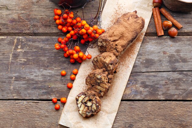 Chocolade salami bakkerij papier over houten oppervlak