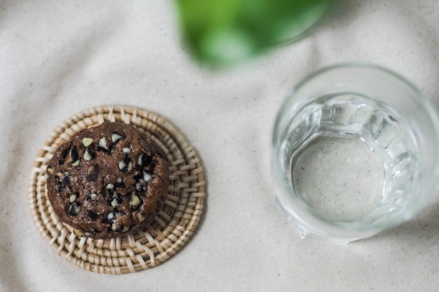 Chocolade scone met chocoladeschilfers en waterglas