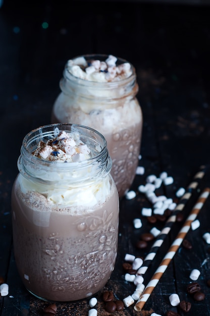 Chocolade shake met druipende saus