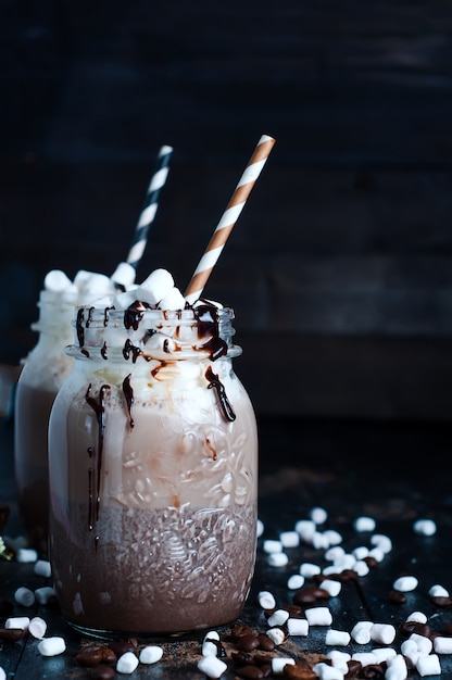 Chocolade shake met druipende saus