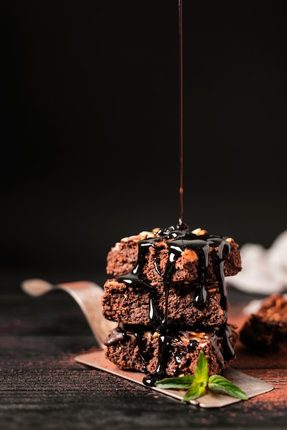 Chocolade siroop gegoten over toren van chocolade noot brownies op dienblad