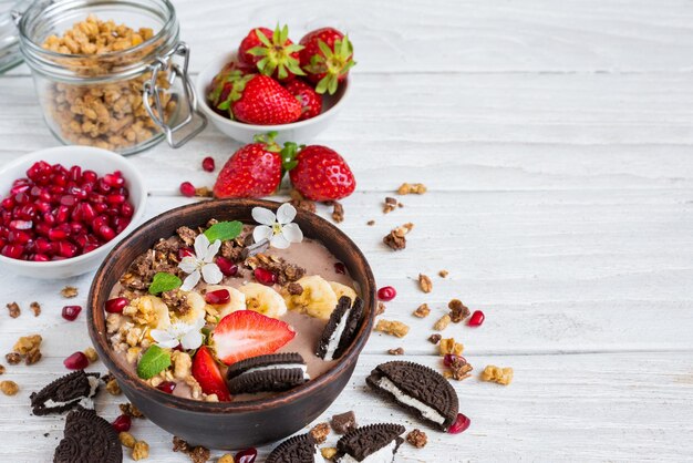 Chocolade smoothie schaal bekroond met haver granola chocolade koekje met room bananen aardbeien