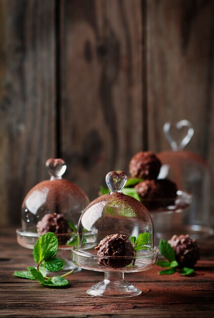 Chocolade snoep met noten, munt en cacao op de vintage tafel