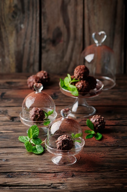 Chocolade snoep met noten, munt en cacao op de vintage tafel