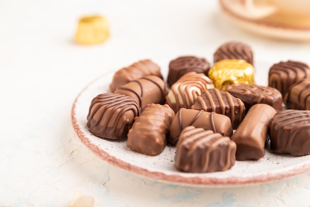 Chocolade snoepjes met kopje koffie zijaanzicht selectieve focus