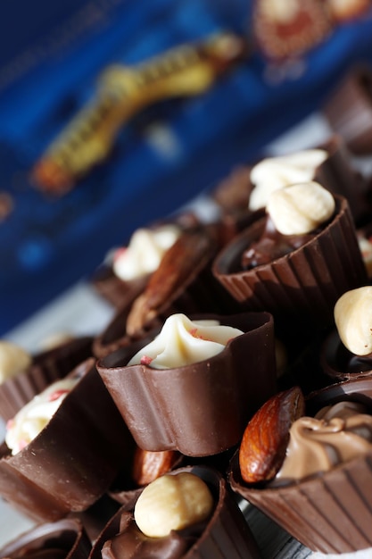 Chocolade snoepjes op tafel, close-up