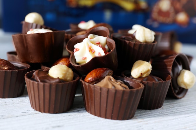 Chocolade snoepjes op tafel, close-up