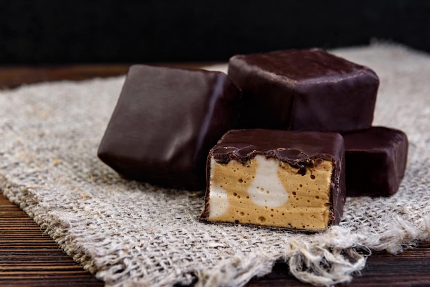 Foto chocolade snoepjes souffle tiramisu op donkere houten achtergrond