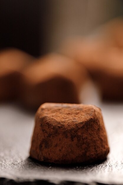 Chocolade truffel snoep op zwarte ondergrond close-up foto