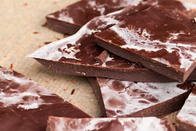 Chocolade van cacaoproducten met veel cacaoboter chocolade wordt in een groot aantal stukken gebroken