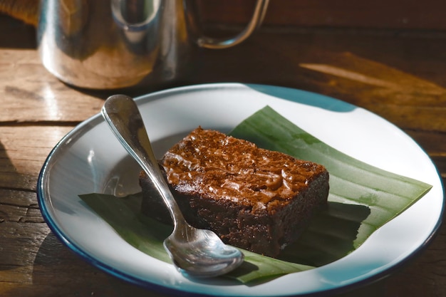 Chocolade van de close-up de zachte brownie op witte schotel