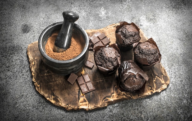 Chocolade verse muffins op rustieke tafel.