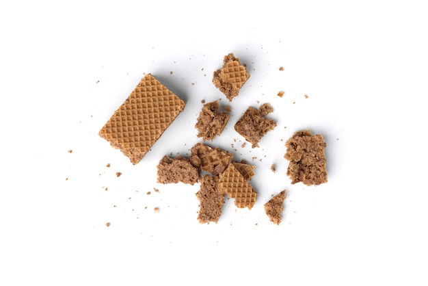 Chocolade wafels met kruimels geïsoleerd op een witte achtergrond.