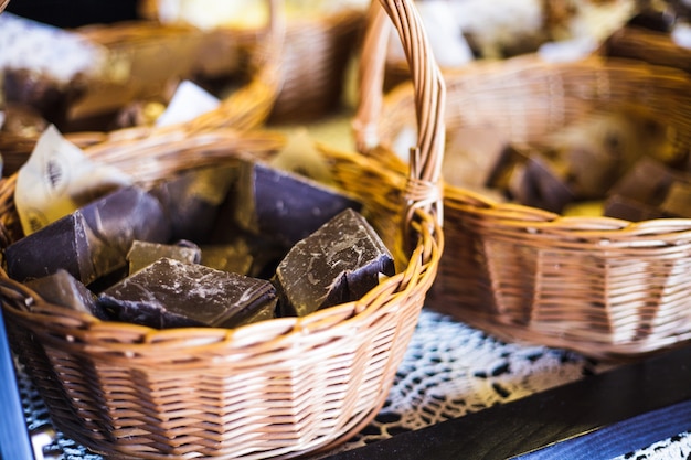 Chocolade winkel. Stukjes natuurproduct in manden