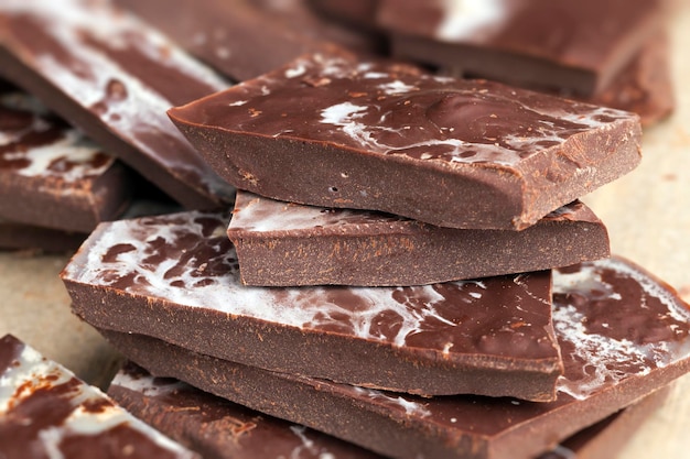 Chocolade wordt in een groot aantal stukken gebroken