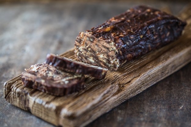 Chocolade worst. Dessert van koekjes, chocolade, koffie en gecondenseerde melk