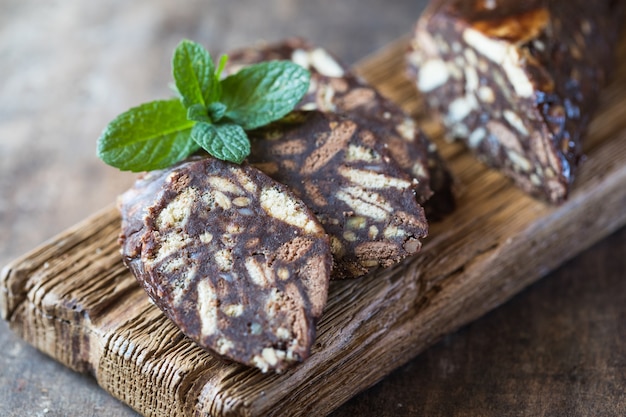 Chocolade worst. Dessert van koekjes, chocolade, koffie en gecondenseerde melk