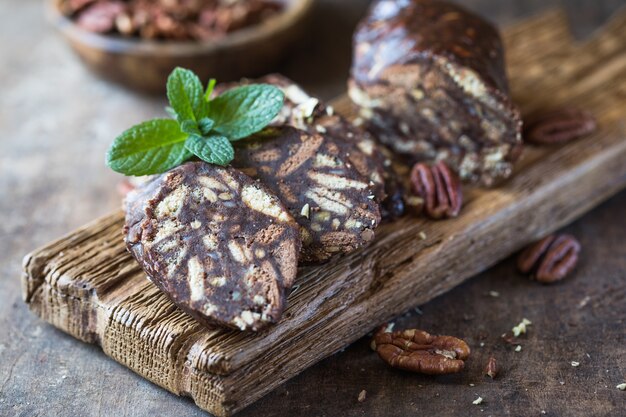 Chocolade worst. Dessert van koekjes, chocolade, koffie en gecondenseerde melk