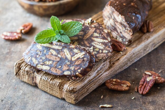 Chocolade worst. Dessert van koekjes, chocolade, koffie en gecondenseerde melk