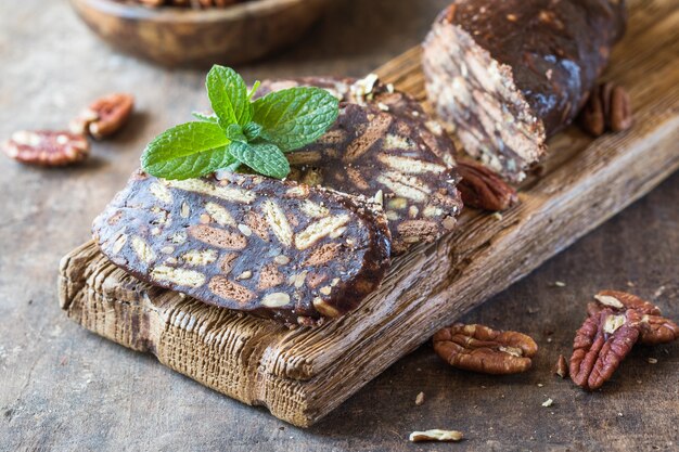 Chocolade worst. dessert van koekjes, chocolade, koffie en gecondenseerde melk