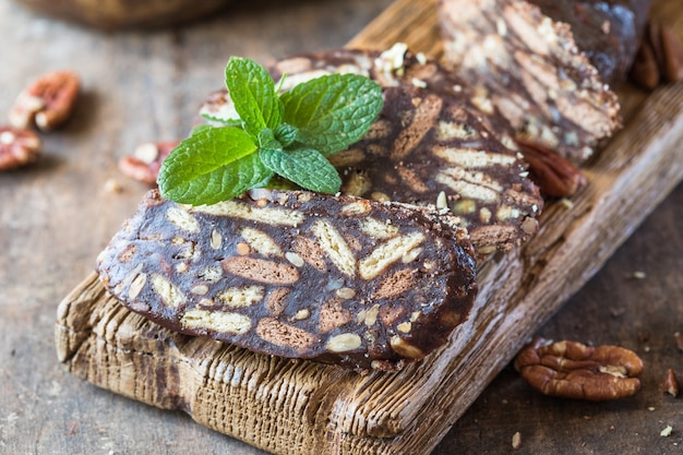 Chocolade worst. Dessert van koekjes, chocolade, koffie en gecondenseerde melk