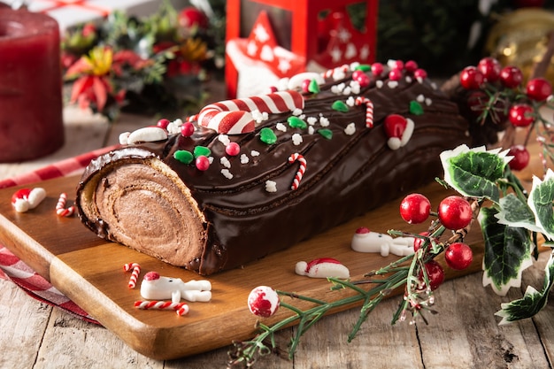 Chocolade yule log Kerstmiscake op een houten bord