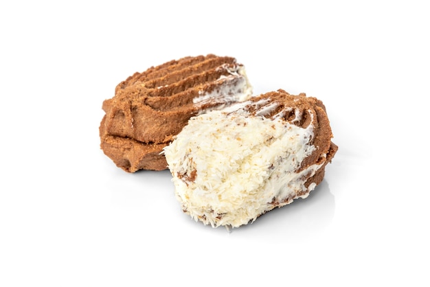 Chocolade zandkoek cookies met kokos geïsoleerd op wit