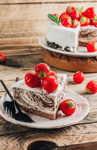 Chocolade Zebra Mousse Cake Met Aardbei Over Houten Rustieke Achtergrond Selectieve Aandacht