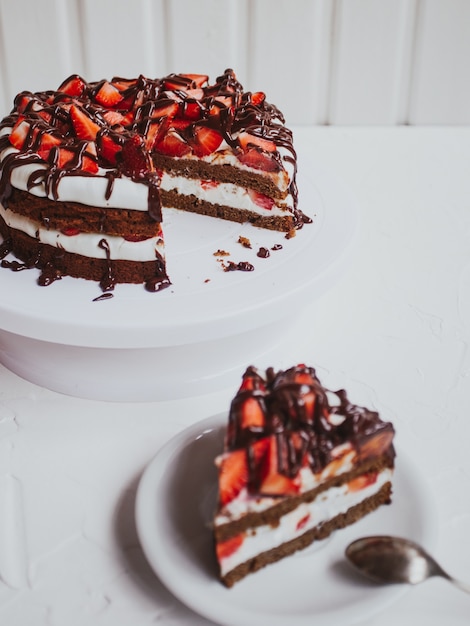 Chocolade zelfgemaakte cake met aardbeien