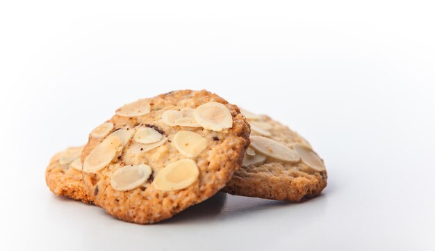 Chocolade zelfgemaakte gebak cookies geïsoleerd op een witte achtergrond