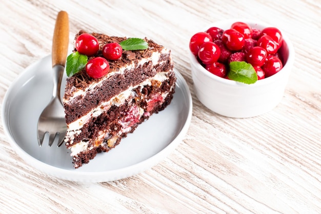 Chocoladebiscuit met kersen op een bord Kopieer de ruimte