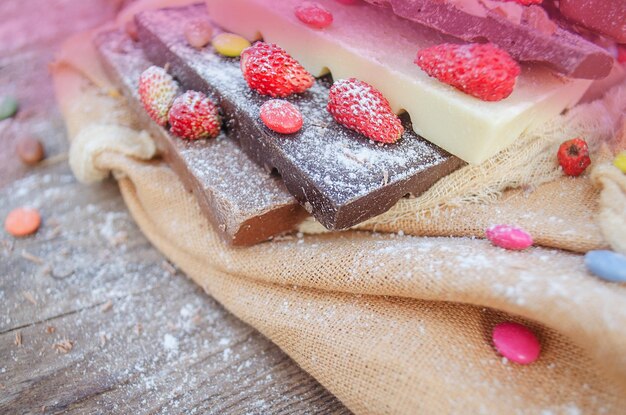 Chocoladeblokken stapelen met verschillende soorten chocolade