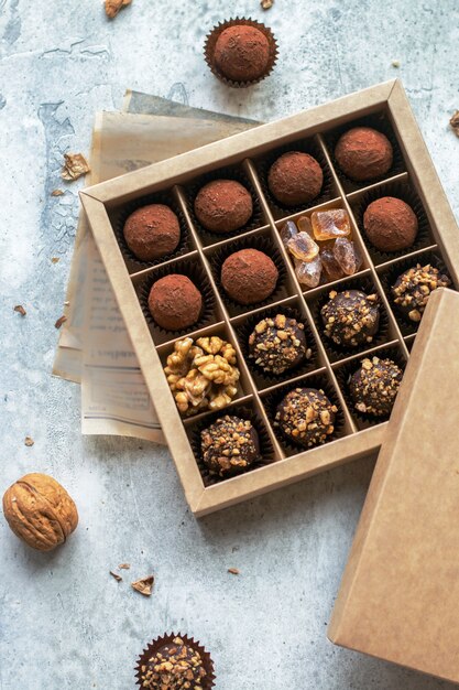 Chocoladebonbons in een houten doos