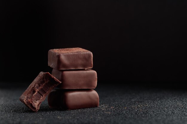 Chocoladebonbons met praliné op zwarte achtergrond