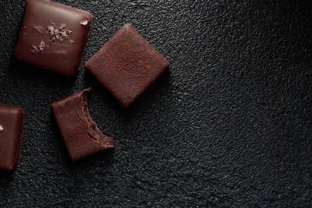 Chocoladebonbons met truffel op zwarte achtergrond