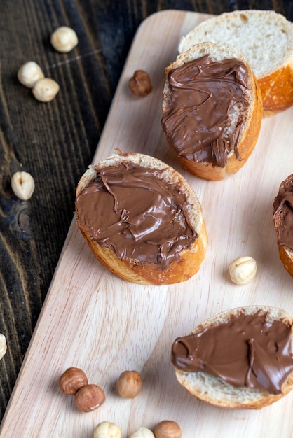 Chocoladeboter verspreid op een stokbrood close-up