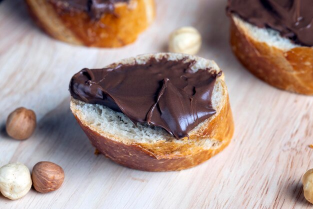Chocoladeboter verspreid op een stokbrood close-up