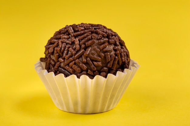 Chocoladebrigadeiro met gegranuleerde chocolade traditioneel Braziliaans snoepje