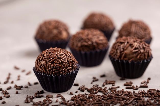 Foto chocoladebrigadeiro met gegranuleerde chocolade traditioneel braziliaans snoepje