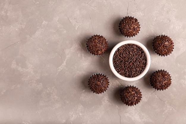 Chocoladebrigadeiro met gegranuleerde chocolade traditioneel Braziliaans snoepje