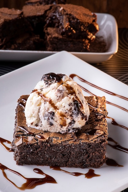 Chocoladebrownie met roomijs op de plaat