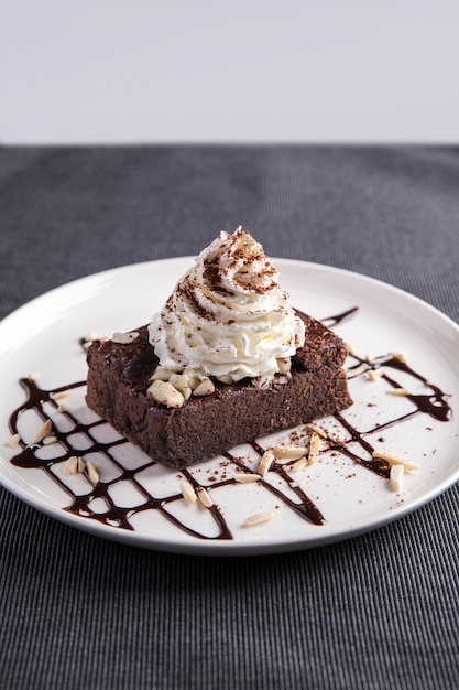 Chocoladebrownie met slagroom