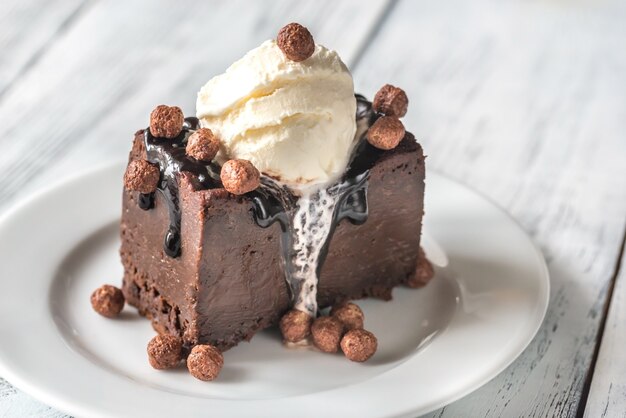 Chocoladebrownie met vanille-ijs