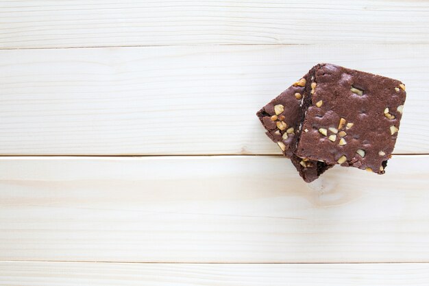 Foto chocoladebrownie op houten achtergrond