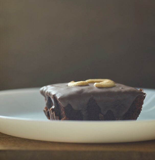 Chocoladebrownie op houten