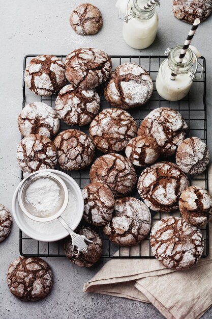 Chocoladebrowniekoekjes in poedersuiker