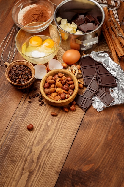 Chocoladecake bakken in rustieke keuken.