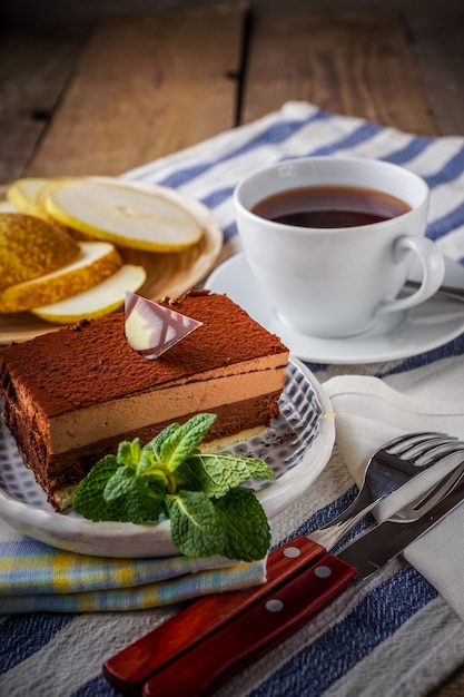 Chocoladecake en een kop thee met citroen